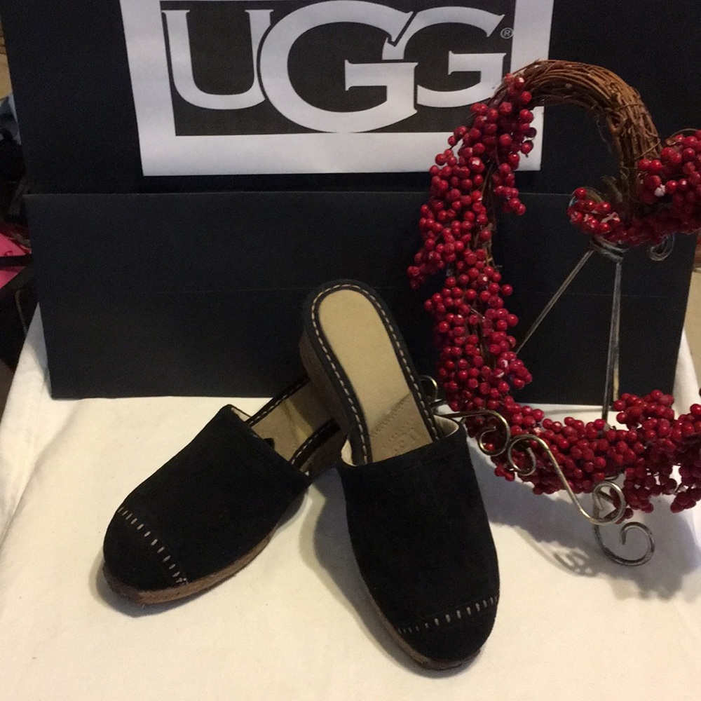 UGG black suede mules size 9. 💖🥰🤩